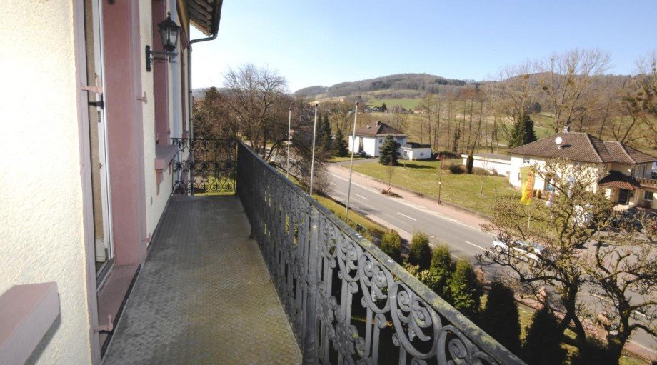 Balkon Stra�enseite/ Aussicht Mehrfamilienhaus Reichelsheim