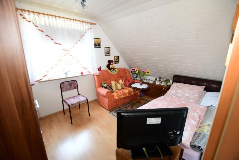 Zimmer DG Zweifamilienhaus H�chst/Hassenroth