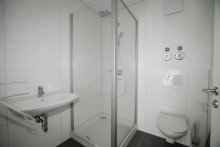 G�ste-WC mit Dusche Moderne 3 Zimmerwohnung im DG mit EBK, Balkon u. PKW Stellplatz