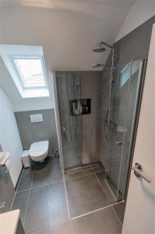 Badezimmer Moderne 2-Zimmerwohnung mit Dachloggia im Zentrum von Gro�-Umstadt