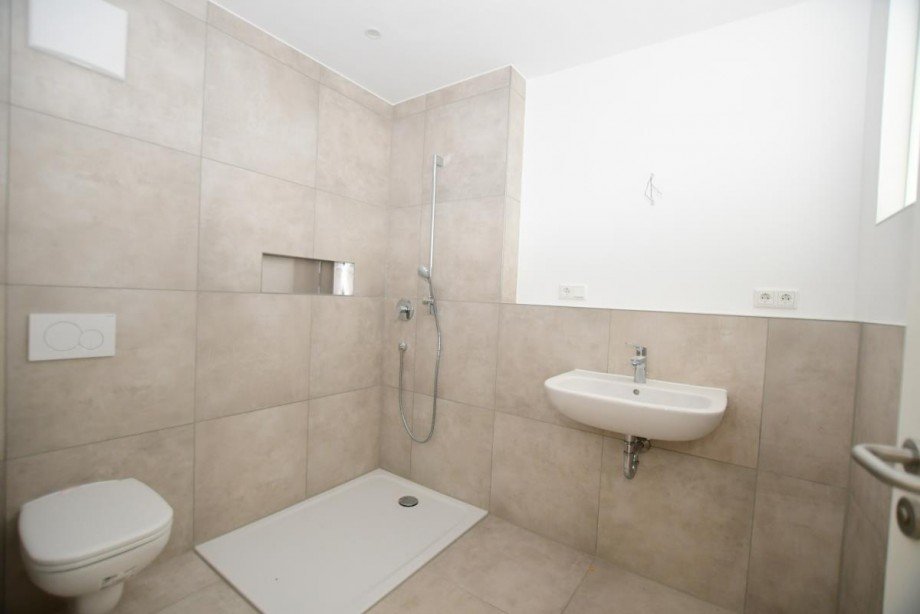 Badezimmer mit Dusche Terrassenwohnung Otzberg