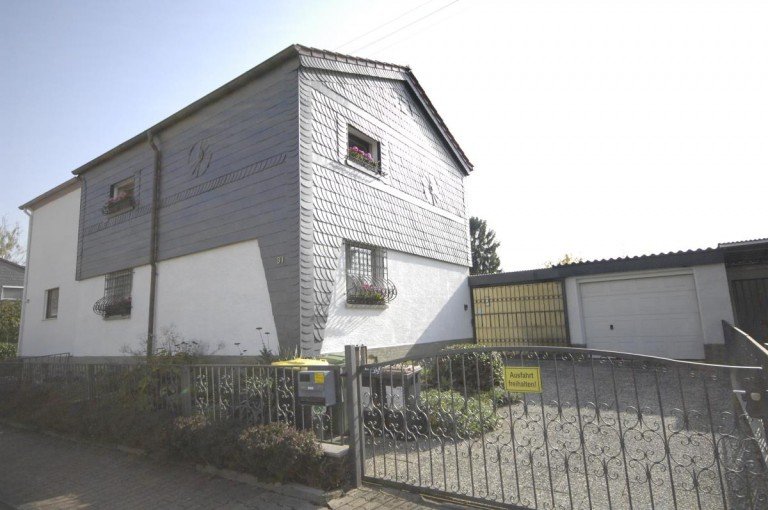 Hausansicht Frankfurt am Main Einfamilienhaus Gepflegtes Einfamilienhaus mit Garten, Garage und Hof in ruhiger Lage von Frankfurt| Schwanheim