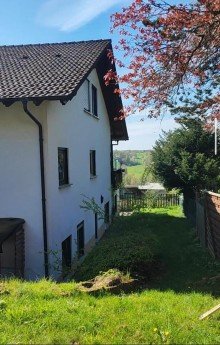 Seitenansicht Gr�nfl�che Erdgeschosswohnung mit Terrasse, Gr�nfl�che und 2 Parkpl�tzen