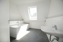 Bad mit Wanne Moderne 3 Zimmerwohnung im DG mit EBK, Balkon u. PKW Stellplatz