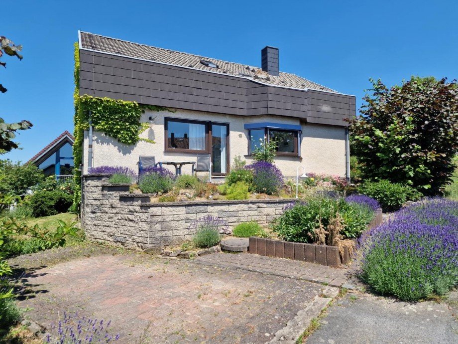 Hausansicht mit Terrasse Einfamilienhaus Otzberg