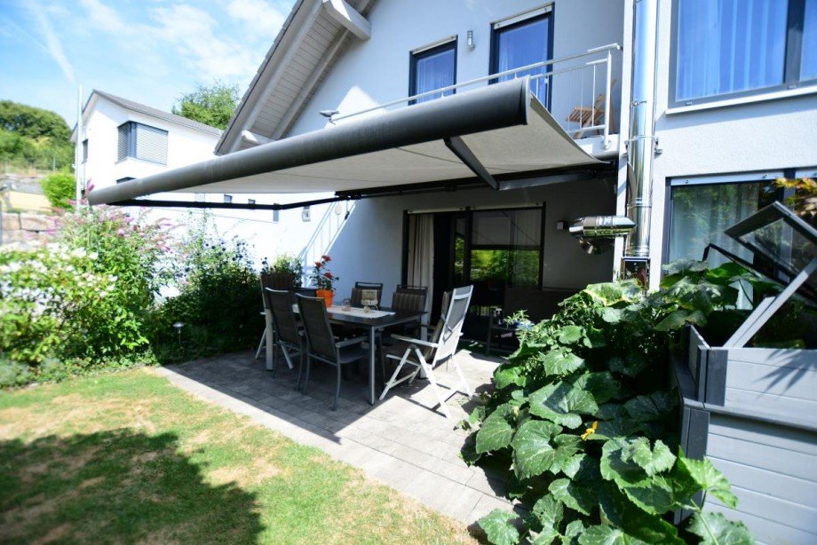 Vorderer Garten & Terrasse Einfamilienhaus Fischbachtal