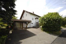 Hausansicht mit Carport Wohnen und leben.. wo andere Urlaub machen