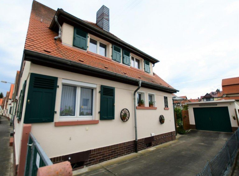 Au�enansicht Frankfurt Doppelhaush�lfte Gepflegte DHH mit Garage und sch�nem Garten in ruhiger Lage von Zeilsheim
