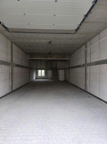 Erdgeschoss Halle 2 Gewerbefl�che-/Lagerhalle B mit elektr. Rolltor auf 2 Ebenen zu vermieten