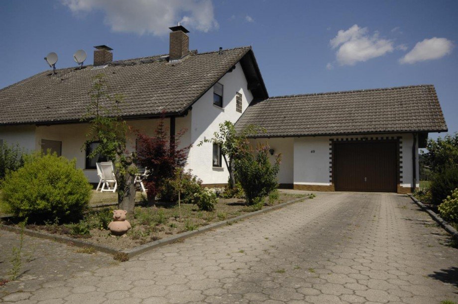 Hausansicht mit Garage Zweifamilienhaus Reichelsheim