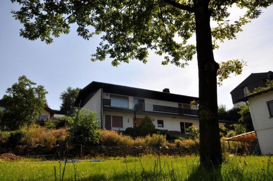 Hausansicht vom Garten Haus Brensbach / H�llerbach