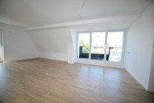 Ausgang Terrasse Moderne 3 Zimmerwohnung im DG mit EBK, Balkon u. PKW Stellplatz