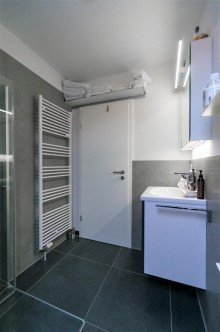 Badezimmer Eingang Moderne 2-Zimmerwohnung mit Dachloggia im Zentrum von Gro�-Umstadt