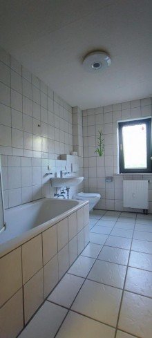 Badezimmer Erdgeschosswohnung mit Terrasse, Gr�nfl�che und 2 Parkpl�tzen