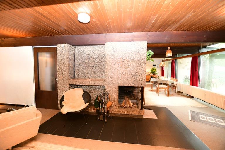 Wohnzimmer_mit_offenem_Kamin Einfamilienhaus Niederw�rresbach