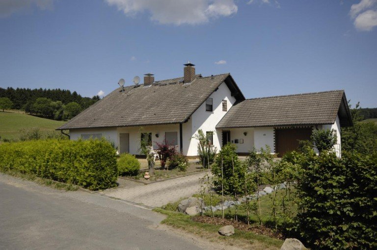 Hausansicht Reichelsheim Zweifamilienhaus Eine besondere Lage f�r besondere Menschen, die Wert auf gro�z�giges und ruhiges Wohnen legen.