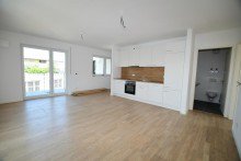 Wohnbereich/Balkon Neubau Erstbezug Moderne 3 Zimmerwohnung mit EBK, Balkon u. PKW Stellplatz