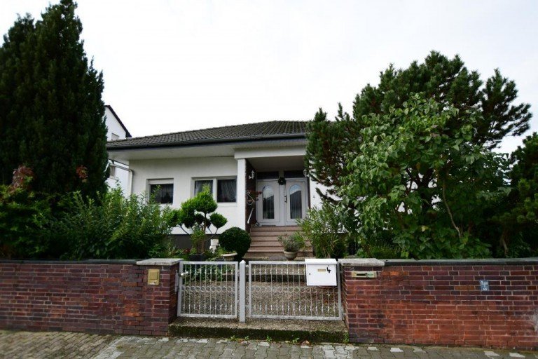 Au�enansicht Gro�-Gerau/ OT Berkach Haus Walmdachbungalow mit Garage in guter Lage!