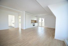 Wohnbereich mit K�cheenzeile Moderne 3 Zimmerwohnung im DG mit EBK, Balkon u. PKW Stellplatz