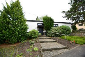 Hauptbild Stilvoll wohnen: Architektenhaus mit Garten, Garage & Potenzial zur Modernisierung