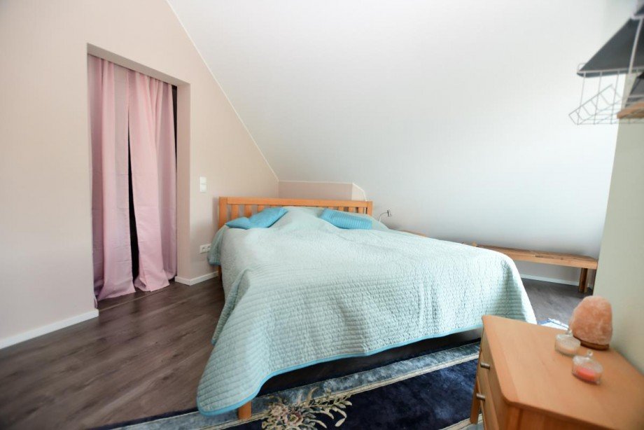 Schlafzimmer mit Ankleidezimmer Einfamilienhaus Fischbachtal