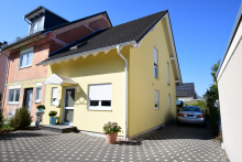 Blick auf das Einfamilienhaus Gem�tliches Einfamilienhaus mit Hof und gro�z�gigem Garten in guter Lage !